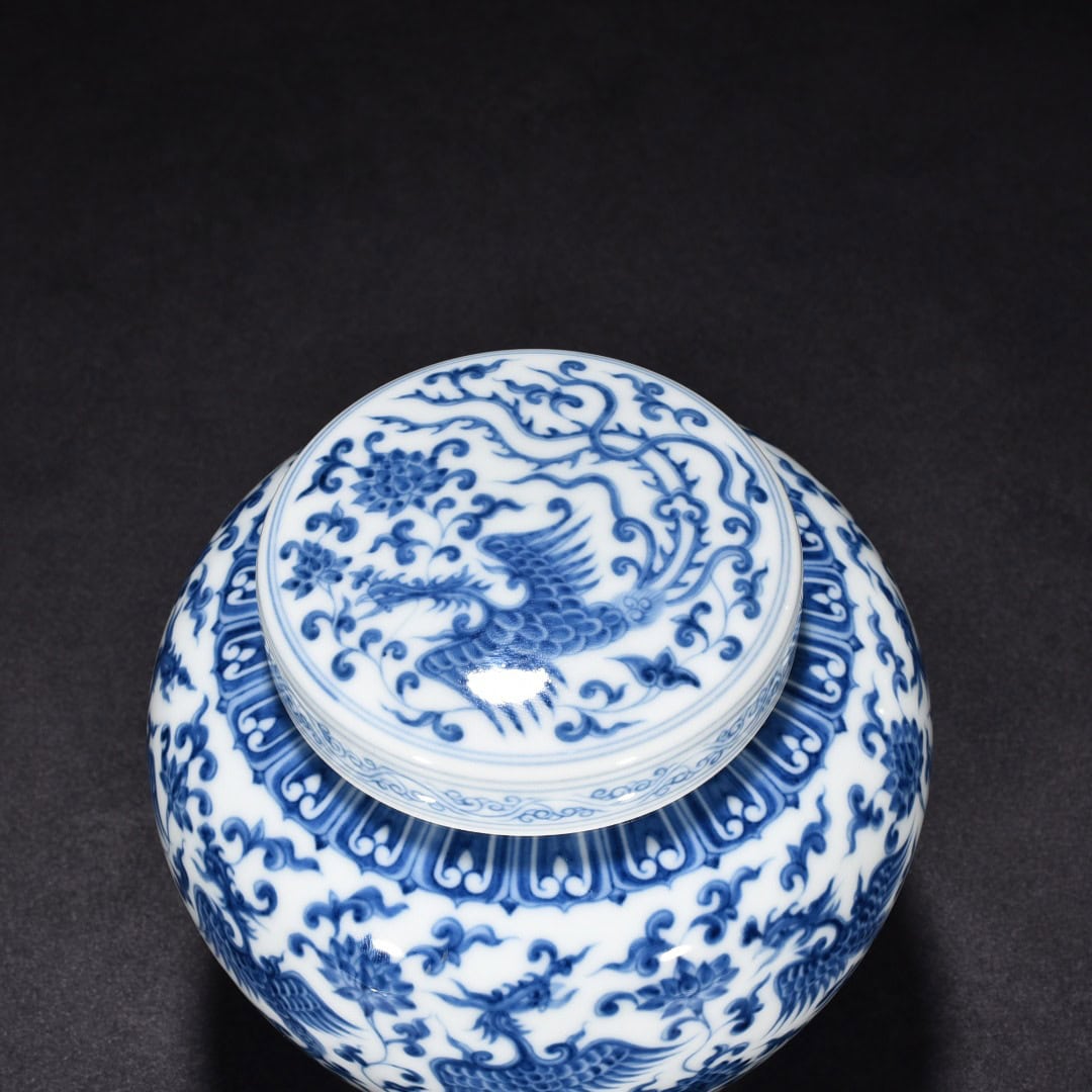 Ming Dynasty Chenghua blue and white flower and phoenix pattern covered jar