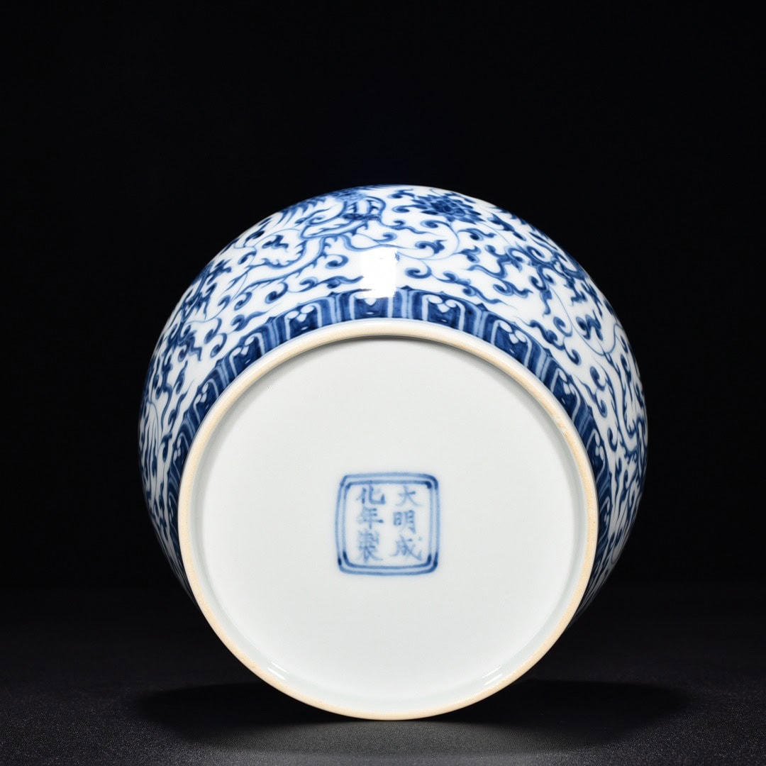 Ming Dynasty Chenghua blue and white flower and phoenix pattern covered jar