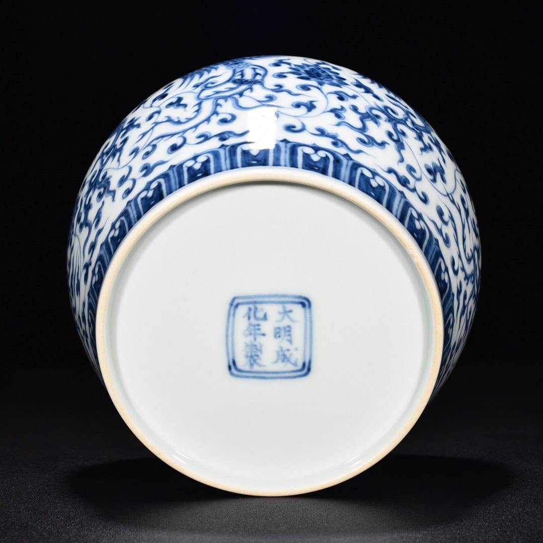 Ming Dynasty Chenghua blue and white flower and phoenix pattern covered jar