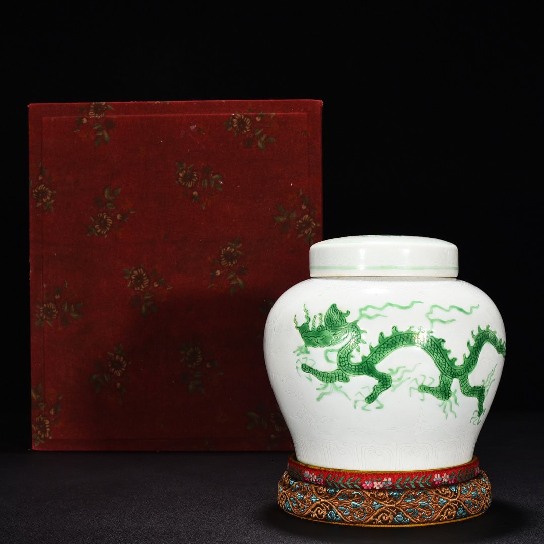 Ming Dynasty Zhengde green glaze cloud and dragon pattern jar