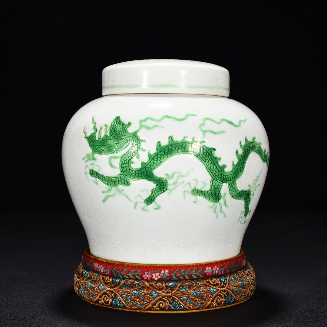 Ming Dynasty Zhengde green glaze cloud and dragon pattern jar