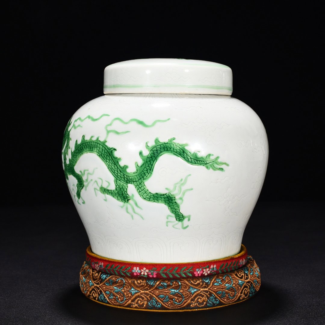 Ming Dynasty Zhengde green glaze cloud and dragon pattern jar