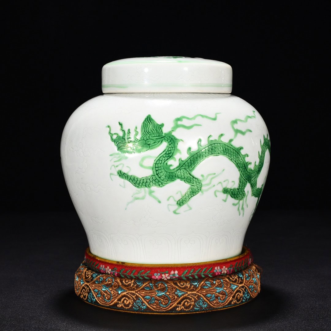 Ming Dynasty Zhengde green glaze cloud and dragon pattern jar