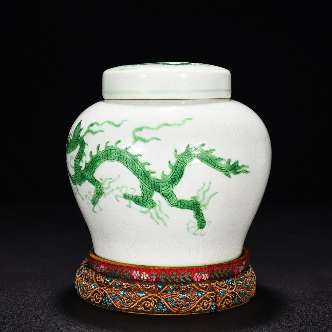 Ming Dynasty Zhengde green glaze cloud and dragon pattern jar