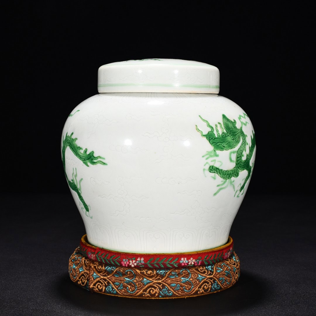 Ming Dynasty Zhengde green glaze cloud and dragon pattern jar