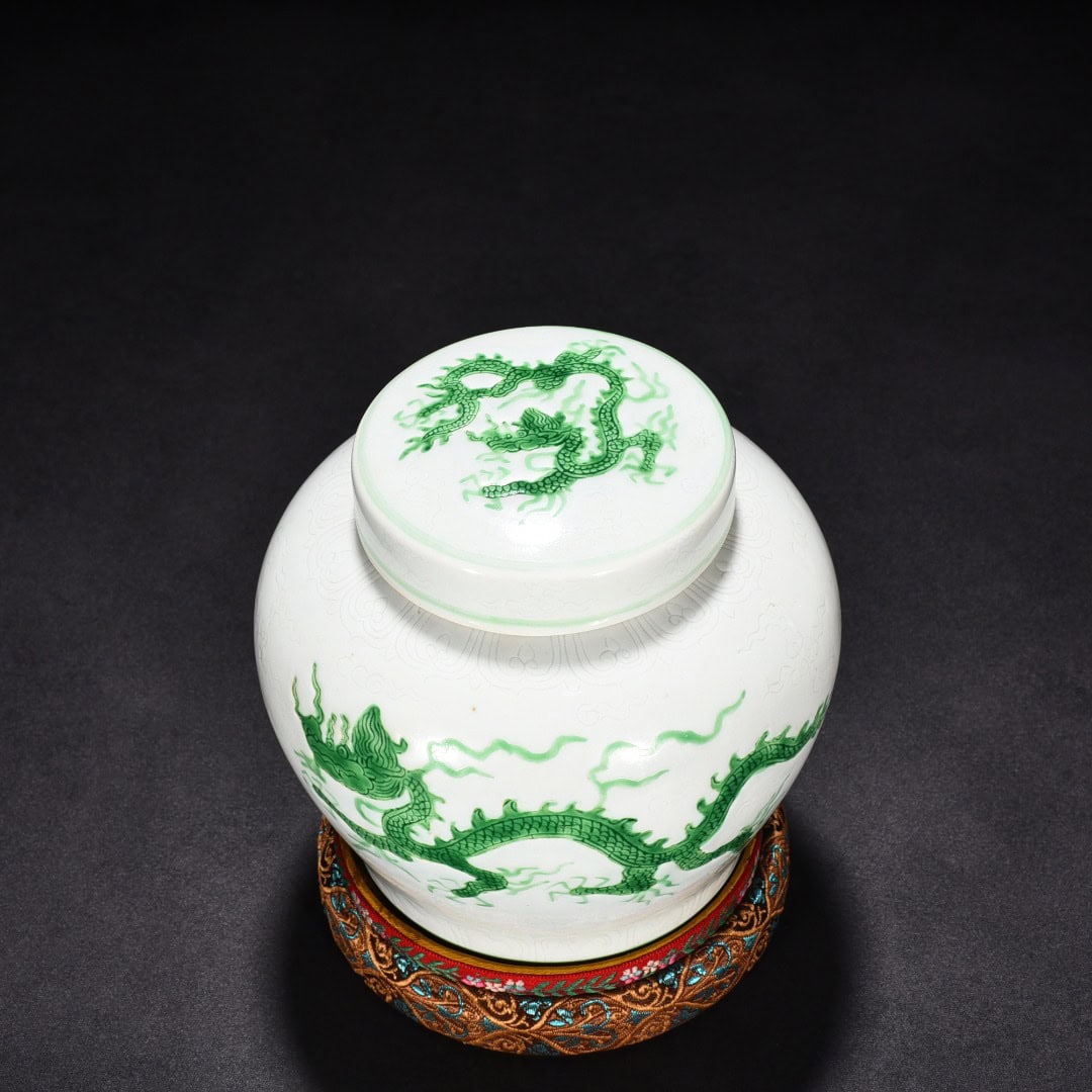 Ming Dynasty Zhengde green glaze cloud and dragon pattern jar