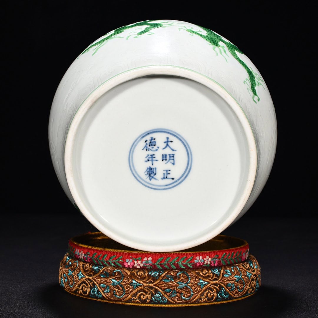 Ming Dynasty Zhengde green glaze cloud and dragon pattern jar