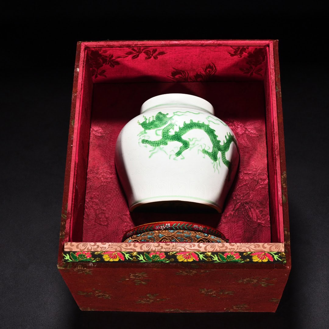 Ming Dynasty Zhengde green glaze cloud and dragon pattern jar