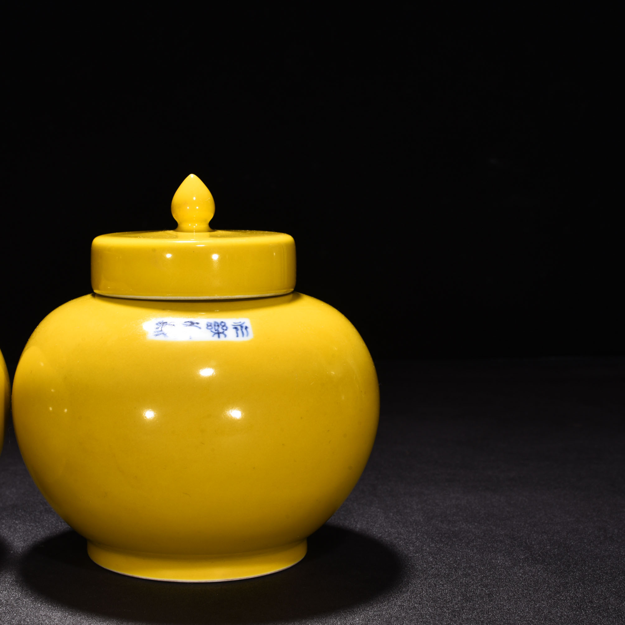 Ming Dynasty Yongle jade yellow glaze lid jar
