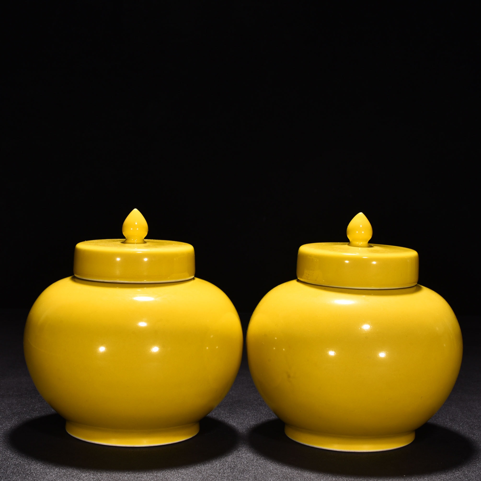 Ming Dynasty Yongle jade yellow glaze lid jar