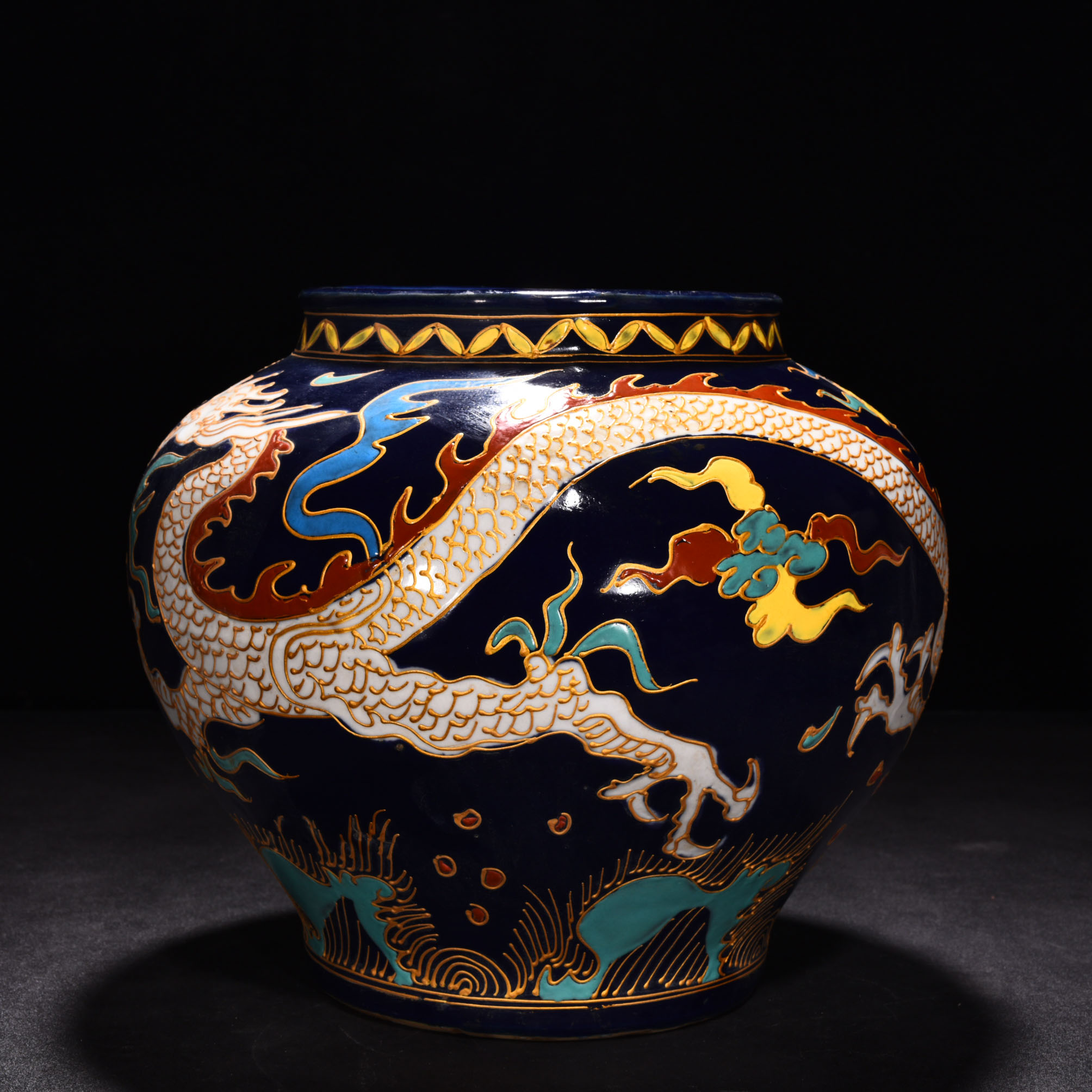 Ming dynasty Yongle fahua five color cloud and dragon pattern jar