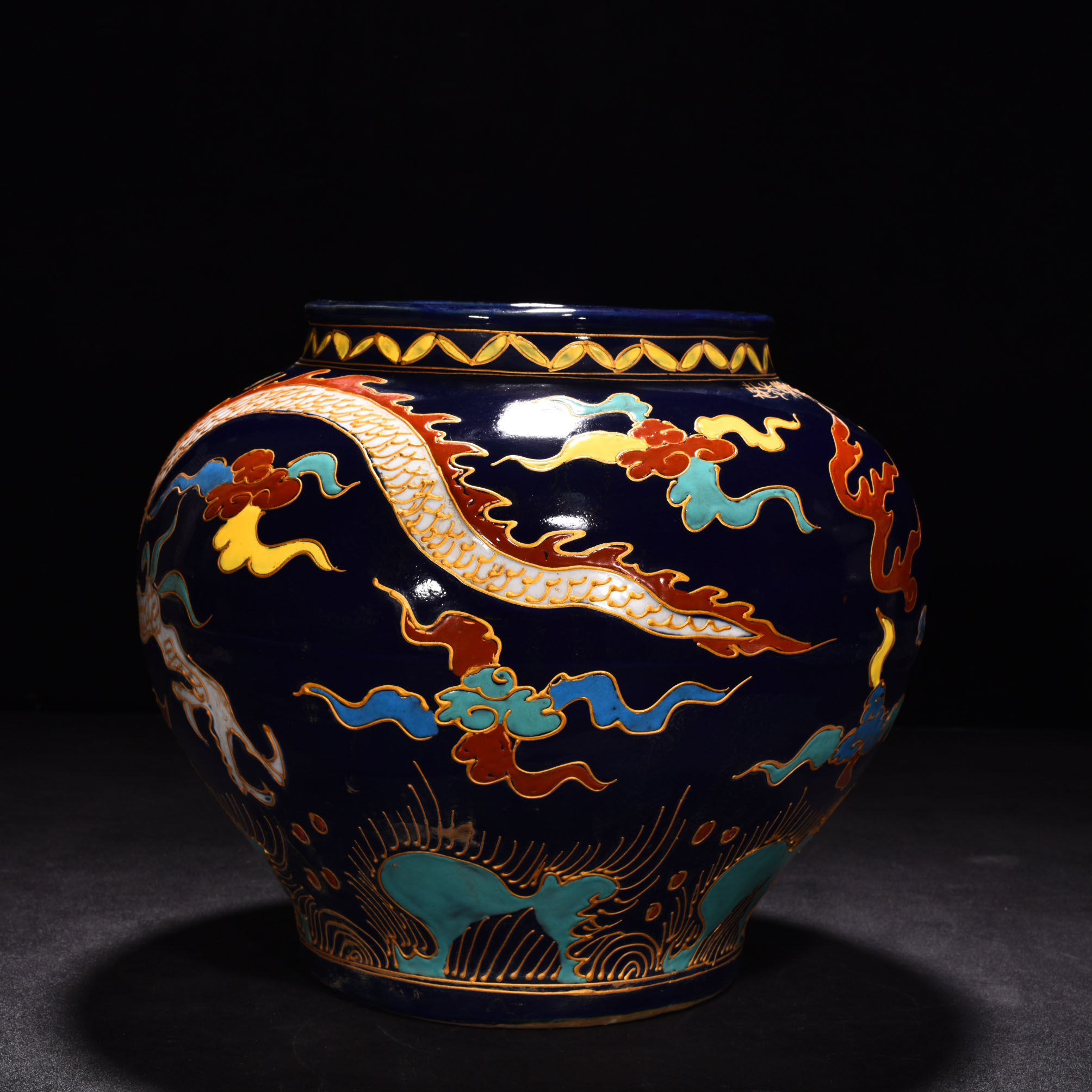 Ming dynasty Yongle fahua five color cloud and dragon pattern jar