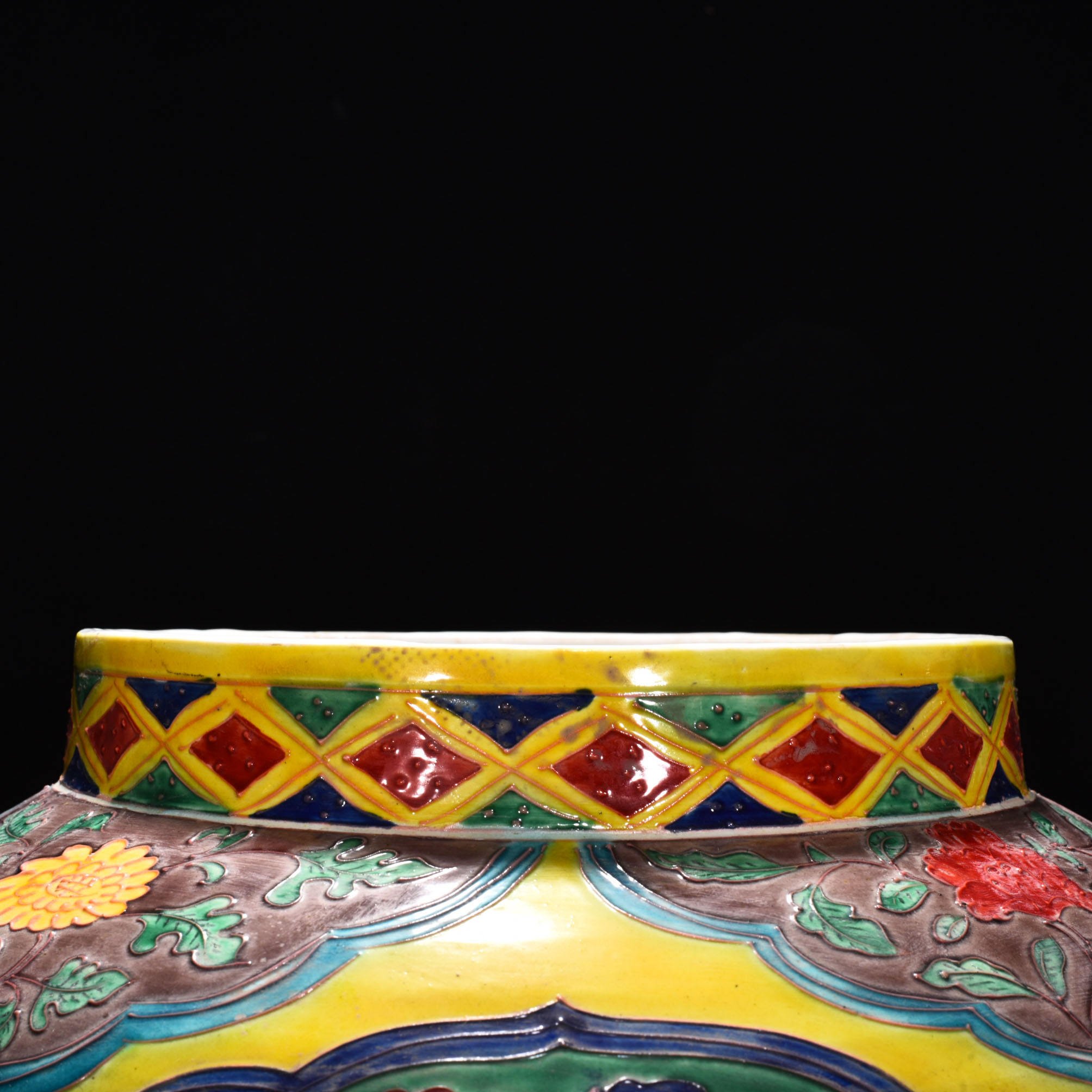Ming Dynasty Yongle enamel jar with unicorn and phoenix pattern