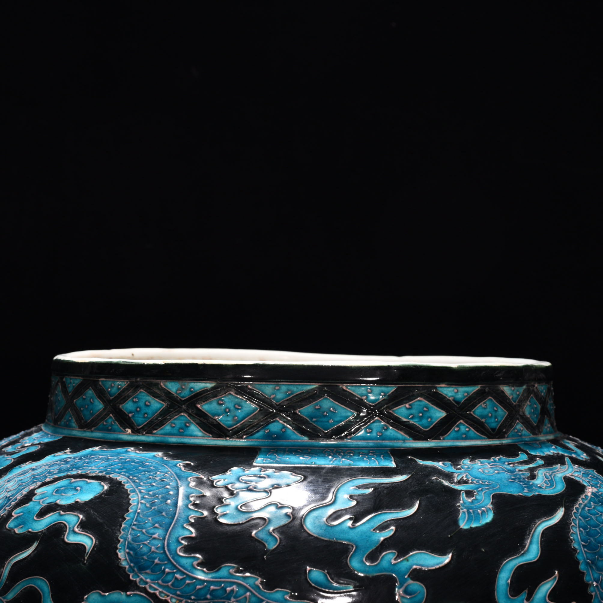 Ming Dynasty Yongle enamel black ground peacock blue glaze jar