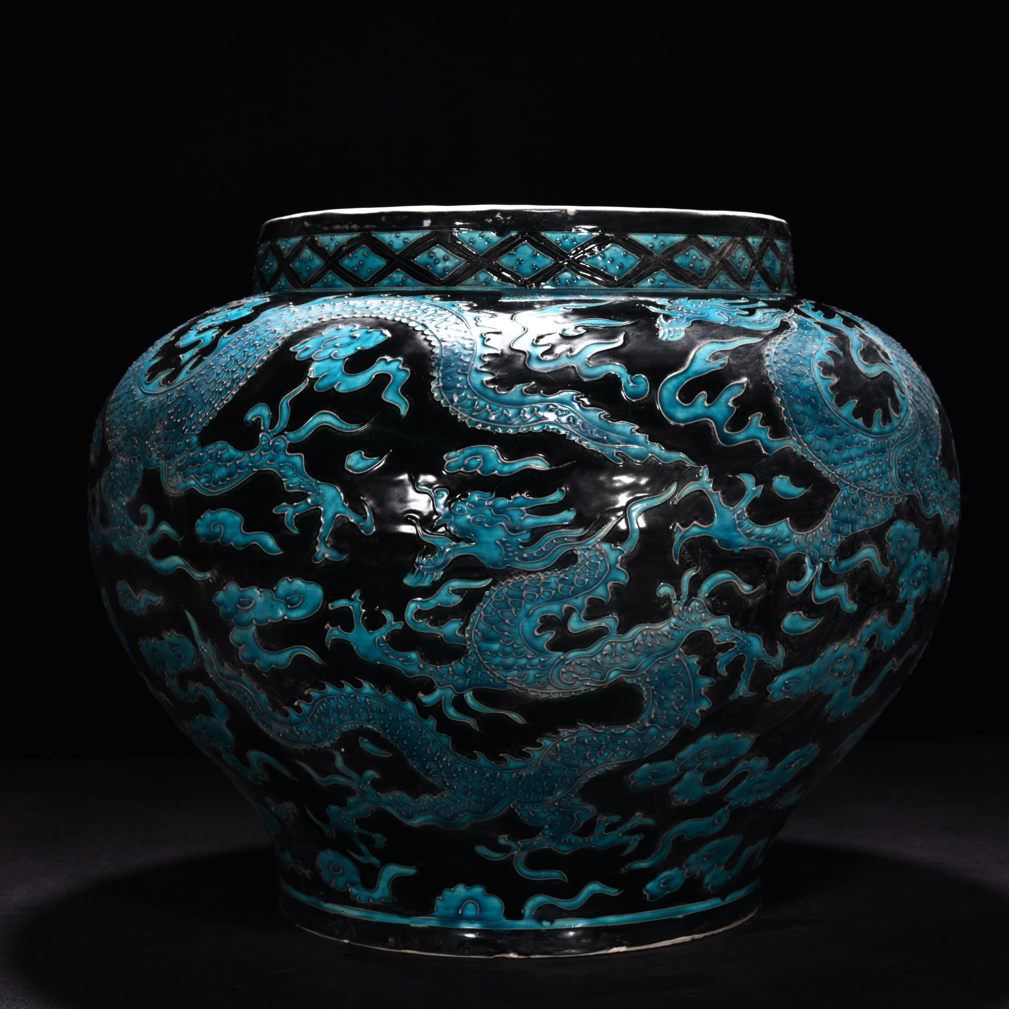 Ming Dynasty Yongle enamel black ground peacock jar