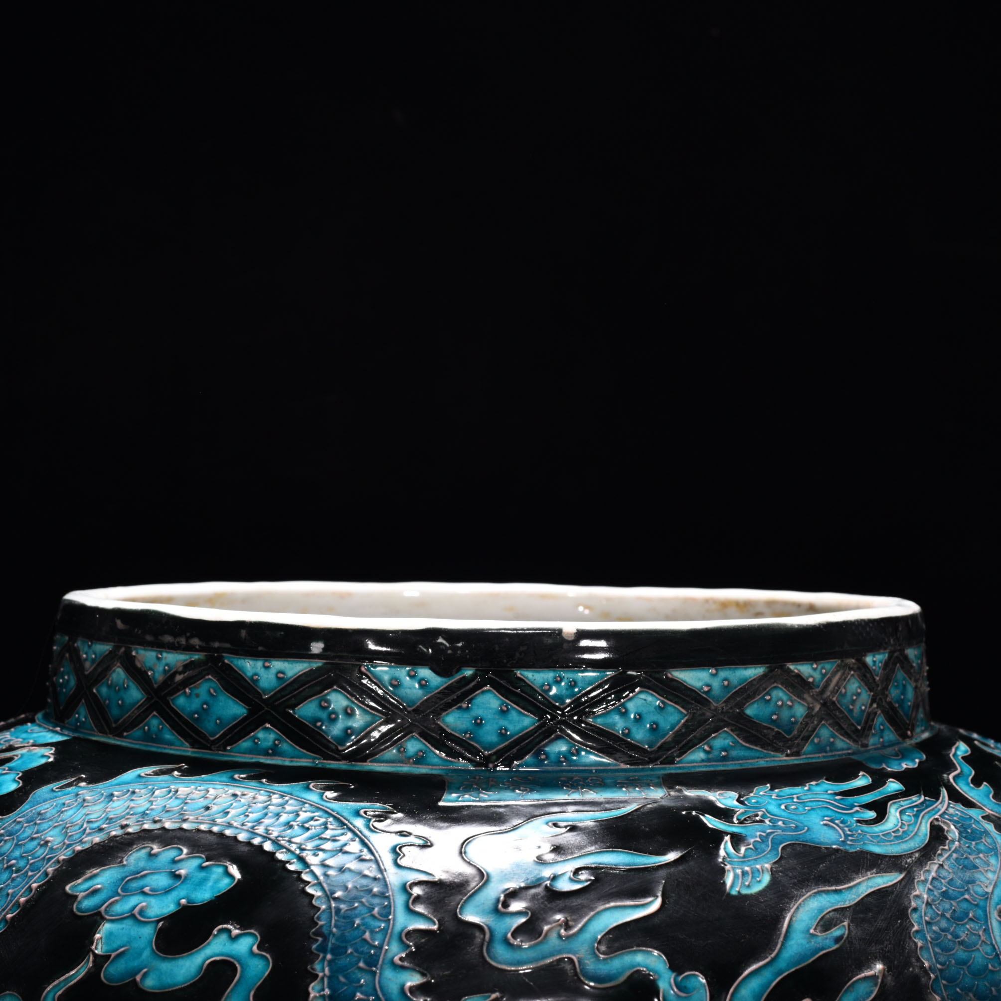 Ming Dynasty Yongle enamel black ground peacock jar