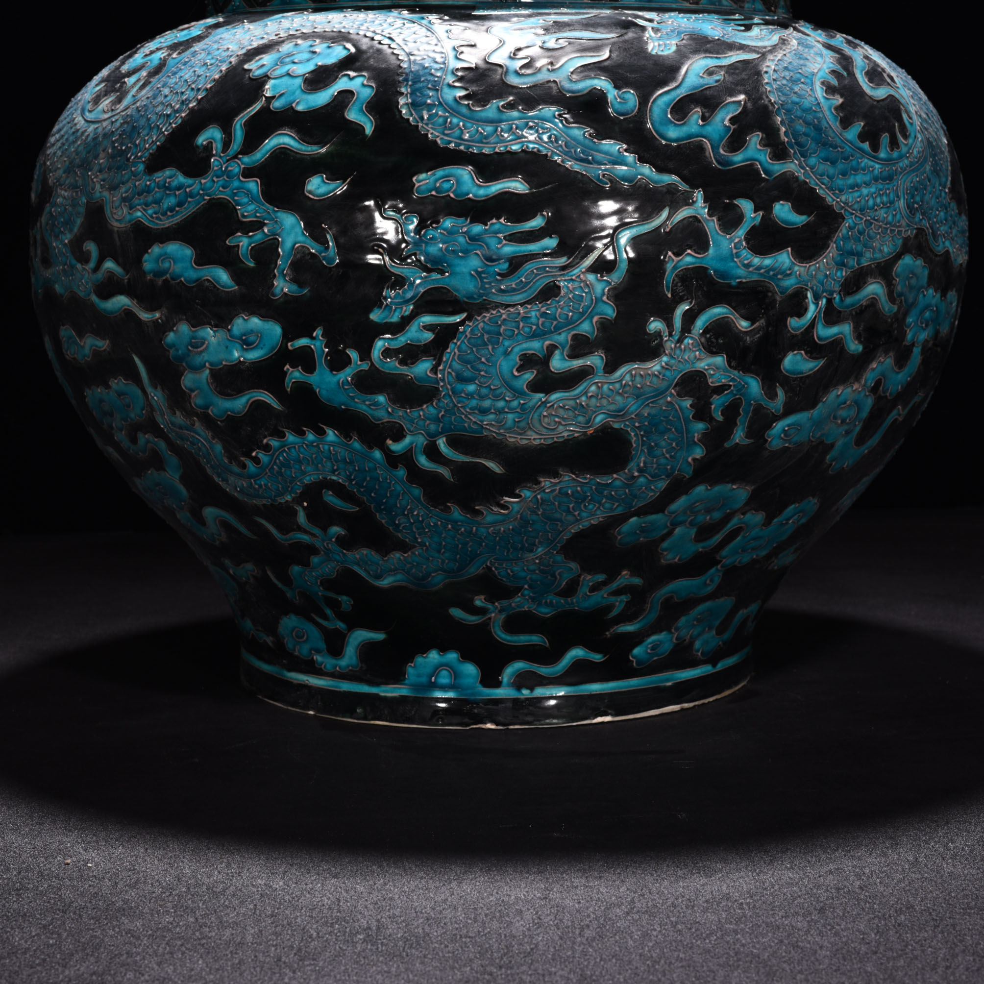 Ming Dynasty Yongle enamel black ground peacock jar