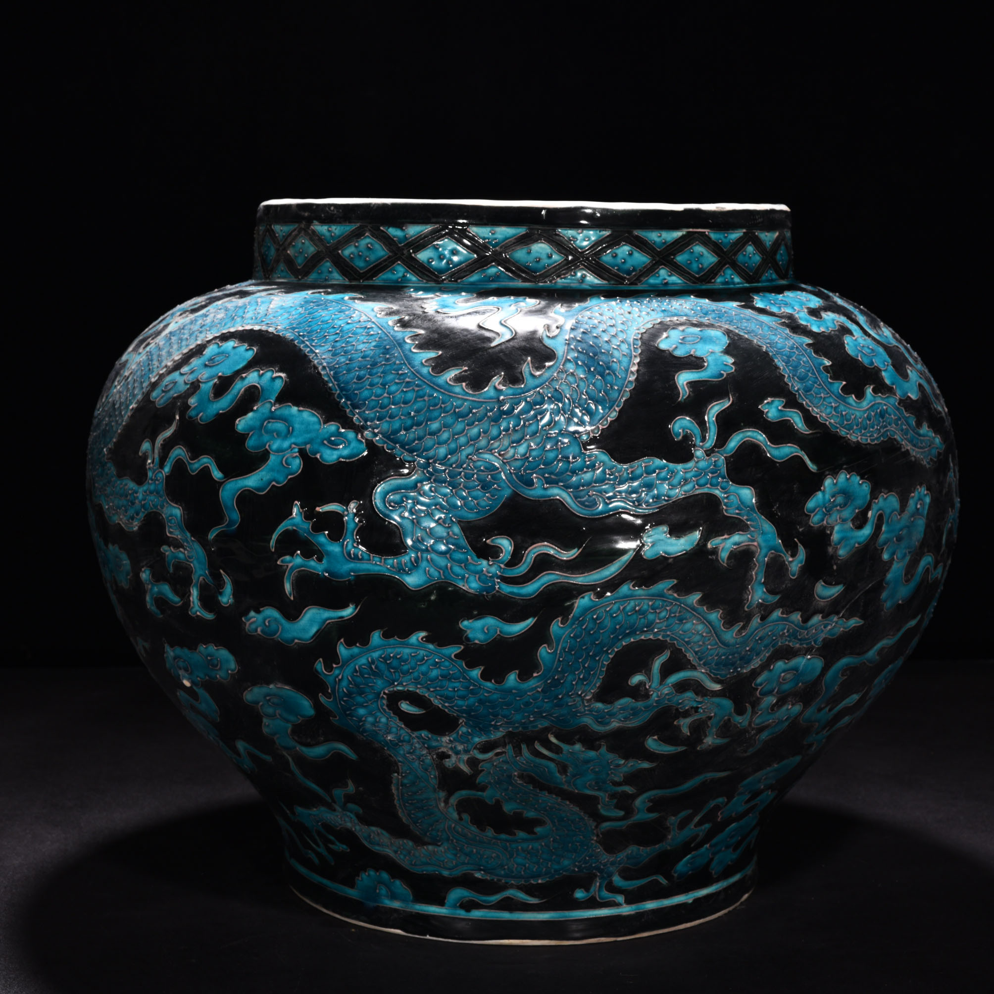 Ming Dynasty Yongle enamel black ground peacock jar