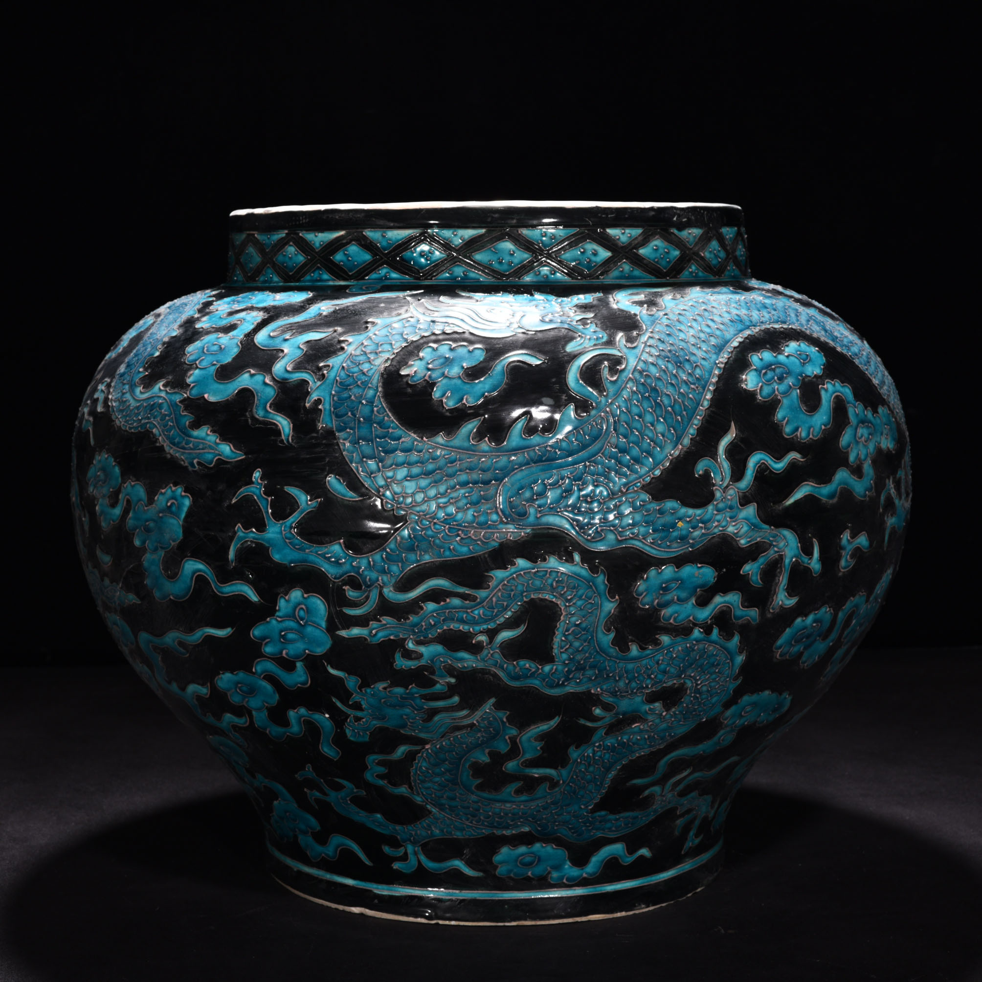 Ming Dynasty Yongle enamel black ground peacock jar