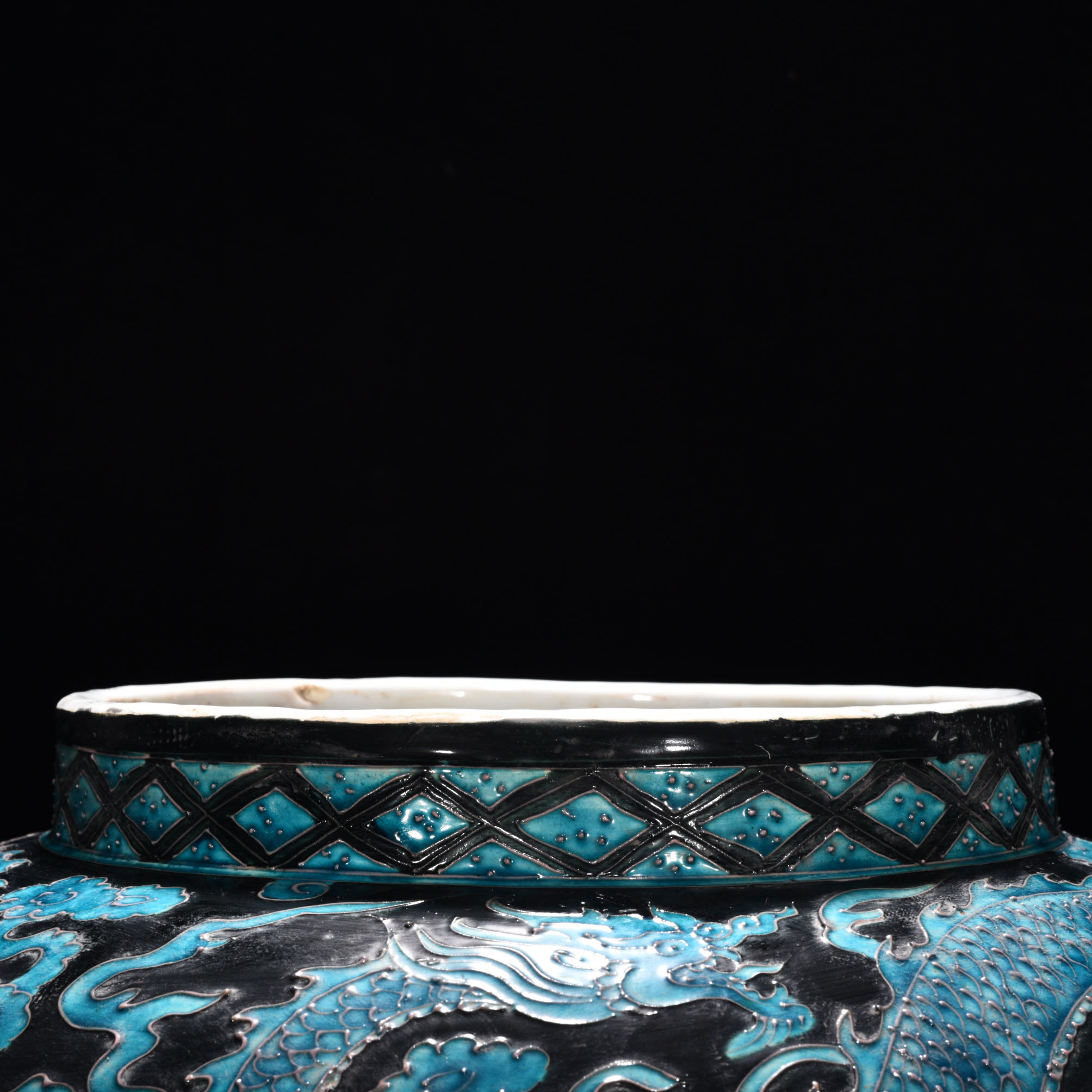 Ming Dynasty Yongle enamel black ground peacock jar