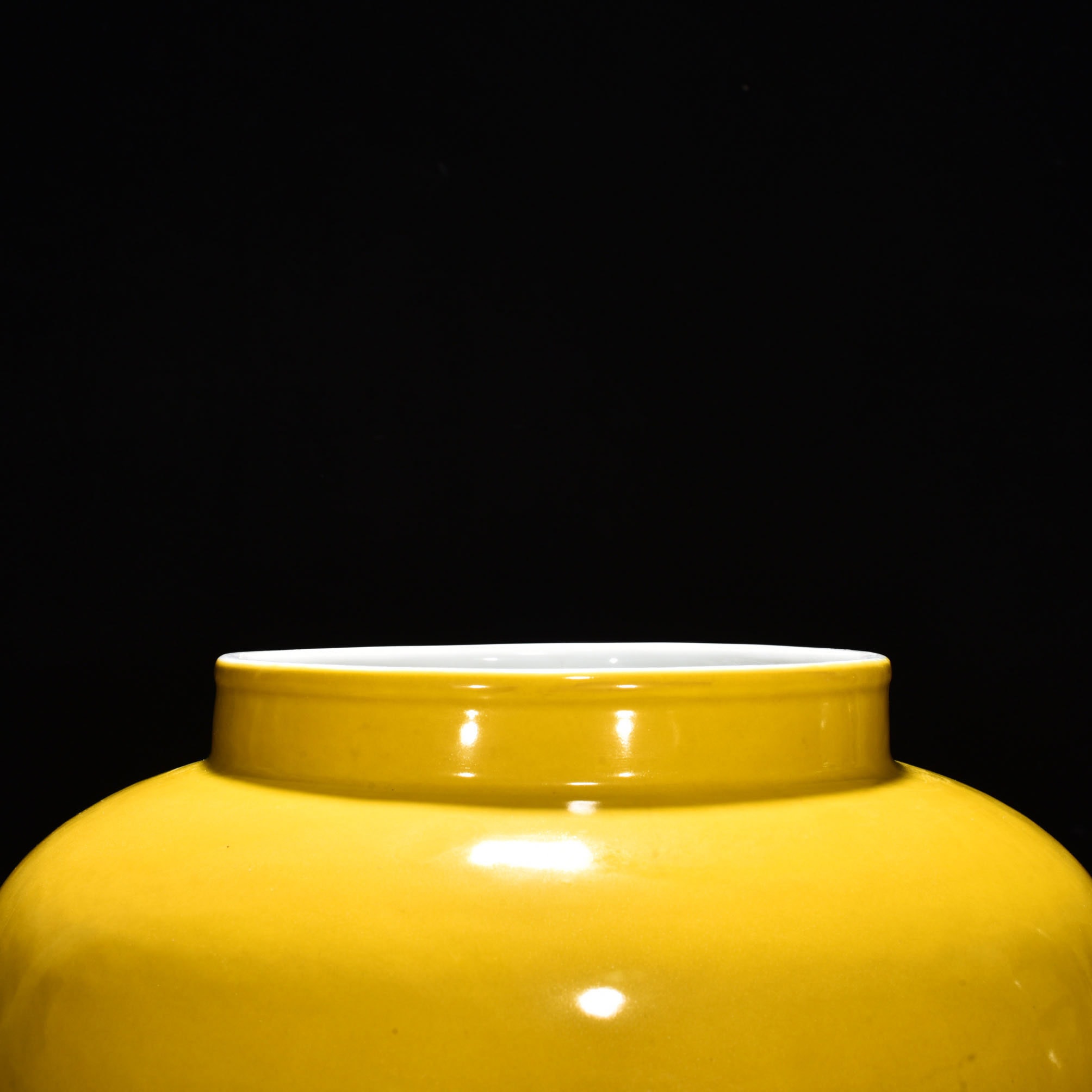 Ming Dynasty Yongle Hu yellow glaze jar