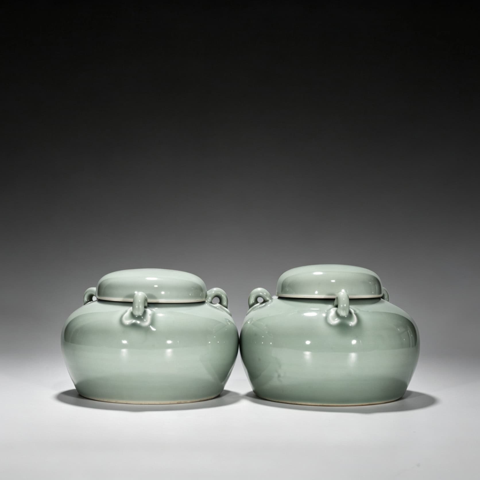 Ming Dynasty Yongle bean green glaze covered jar
