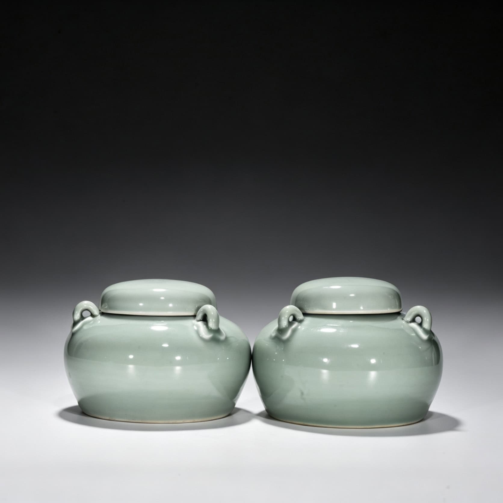 Ming Dynasty Yongle bean green glaze covered jar