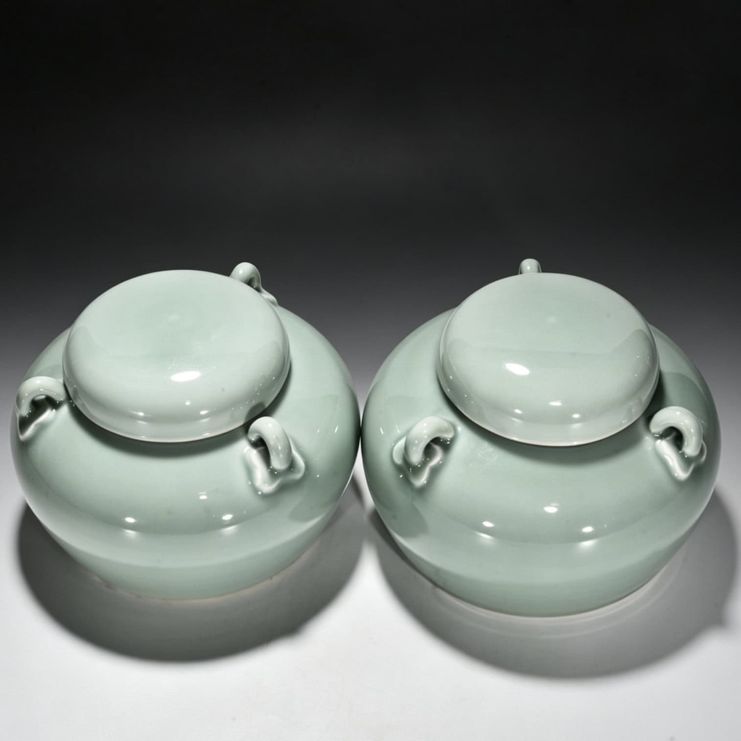 Ming Dynasty Yongle bean green glaze covered jar