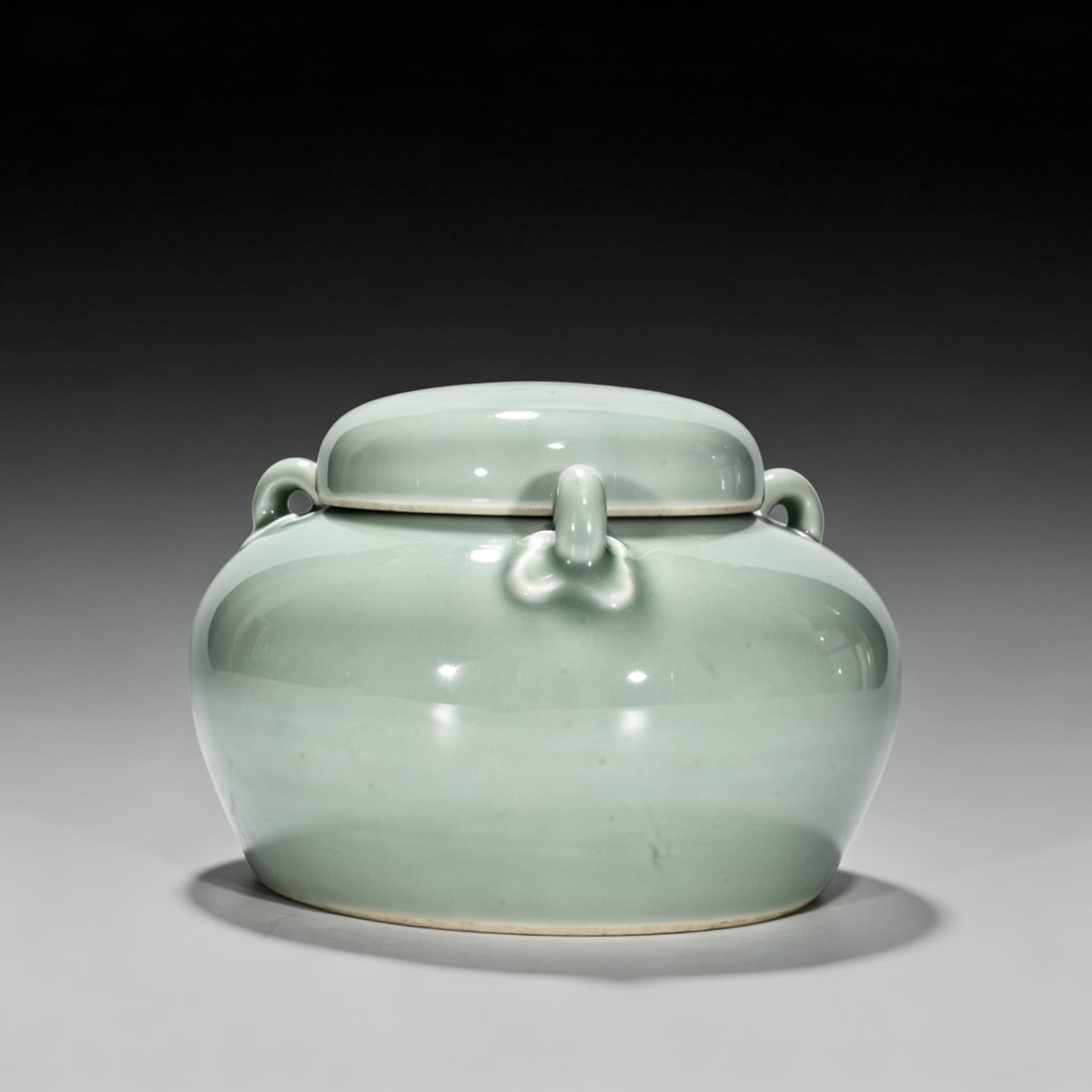 Ming Dynasty Yongle bean green glaze covered jar