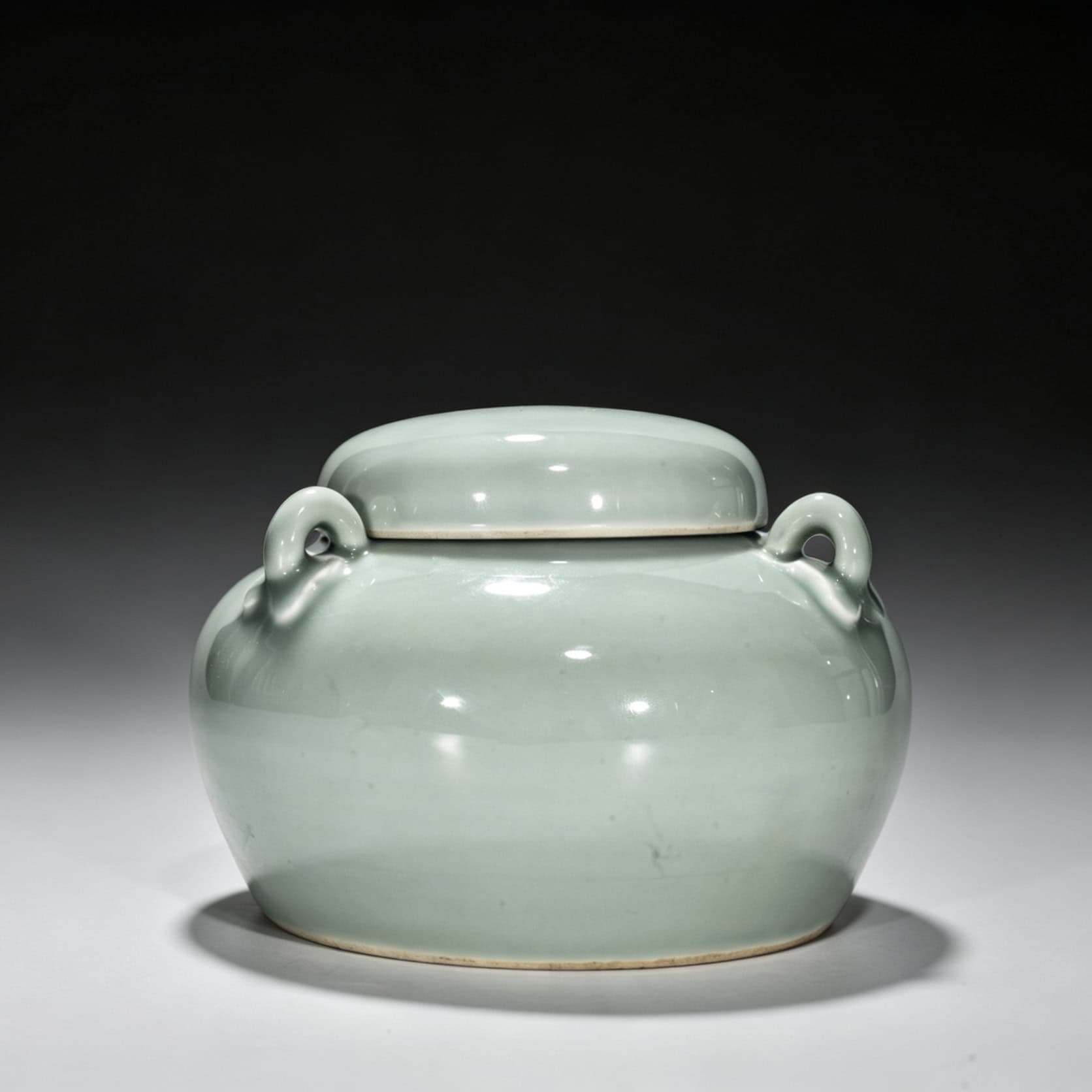 Ming Dynasty Yongle bean green glaze covered jar