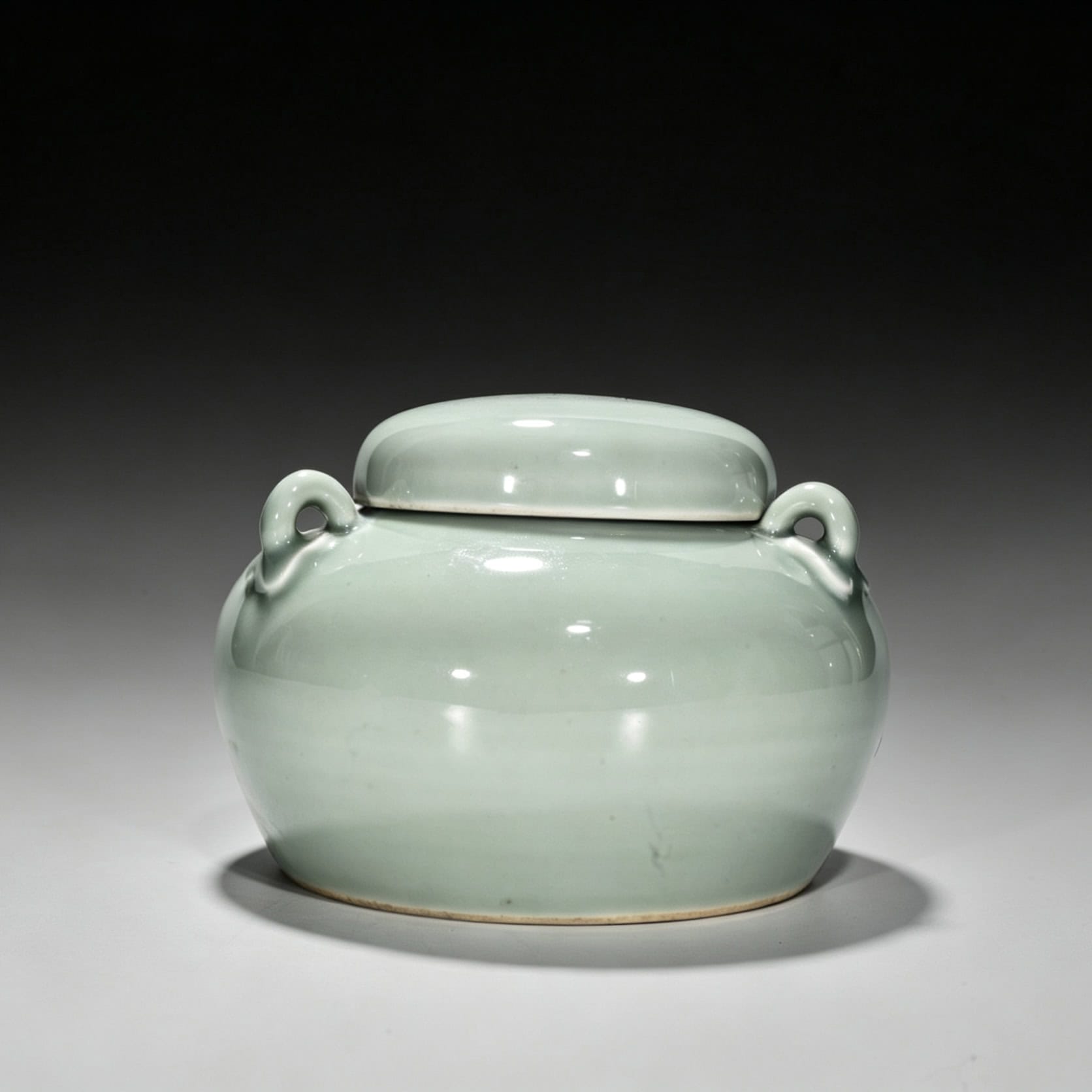 Ming Dynasty Yongle bean green glaze covered jar