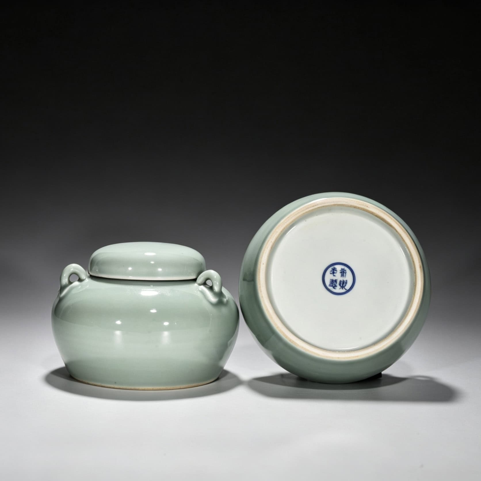 Ming Dynasty Yongle bean green glaze covered jar