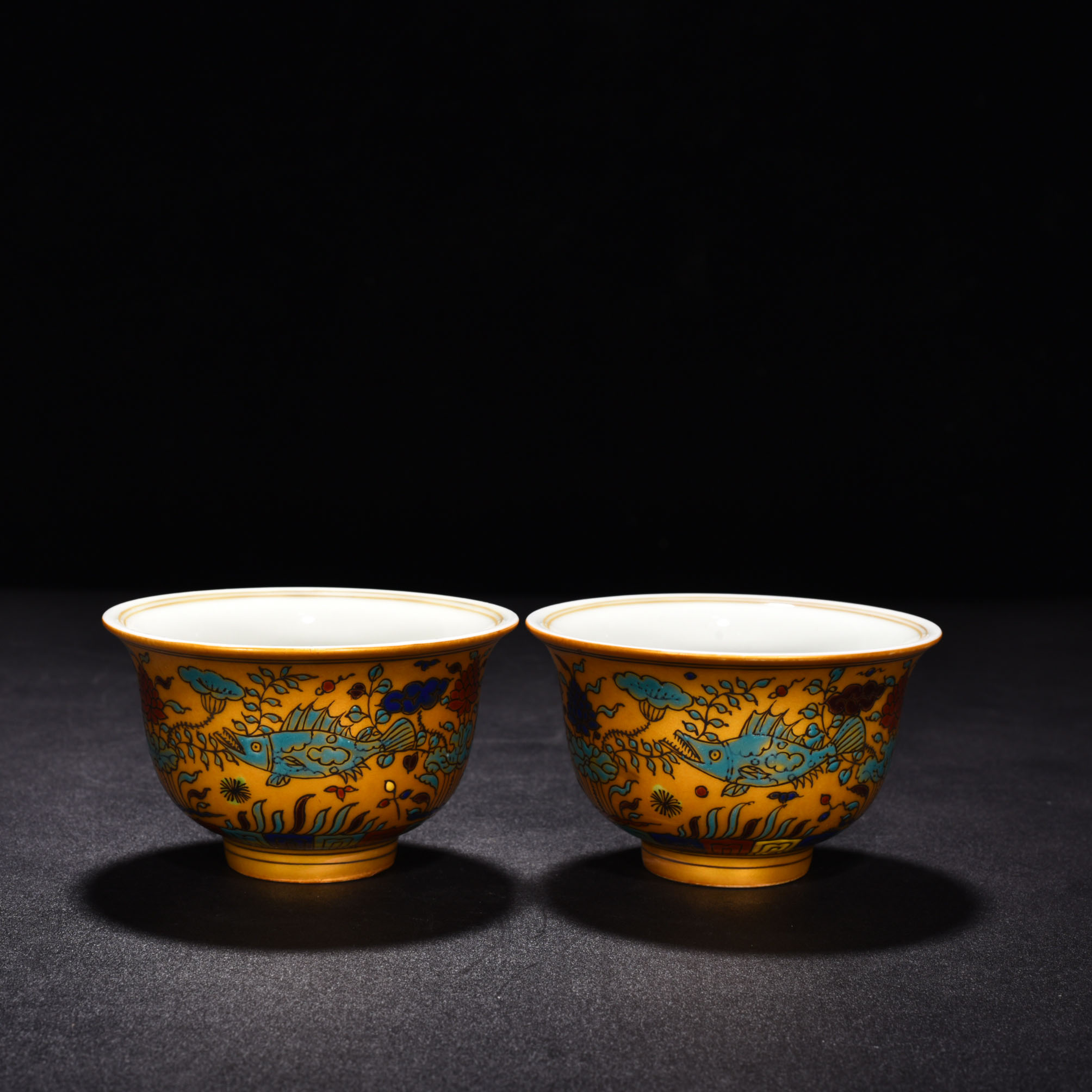 Ming Dynasty Yongle gold colored fish and algae pattern hand cup