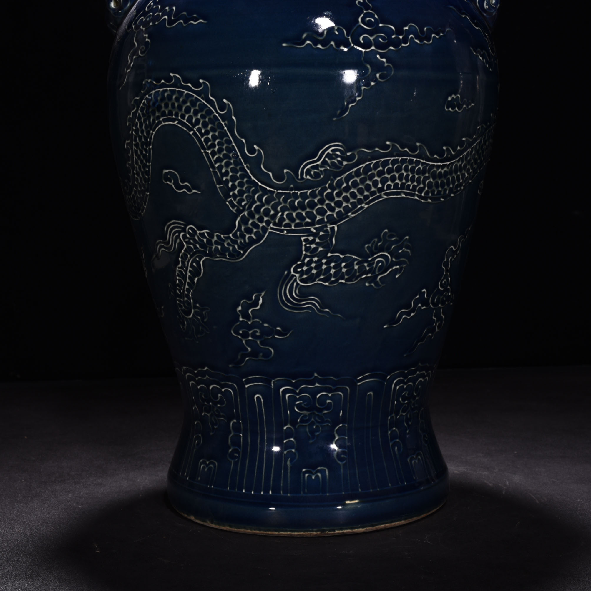 Ming Dynasty Yongle Ji blue glaze dragon pattern capped bottle