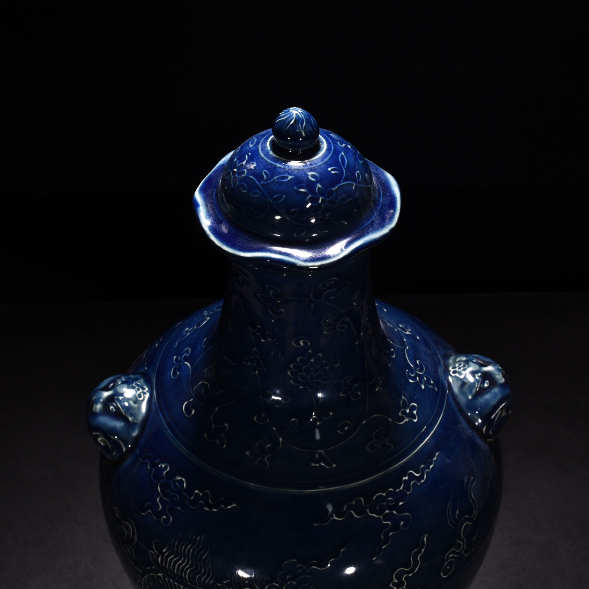 Ming Dynasty Yongle Ji blue glaze dragon pattern capped bottle