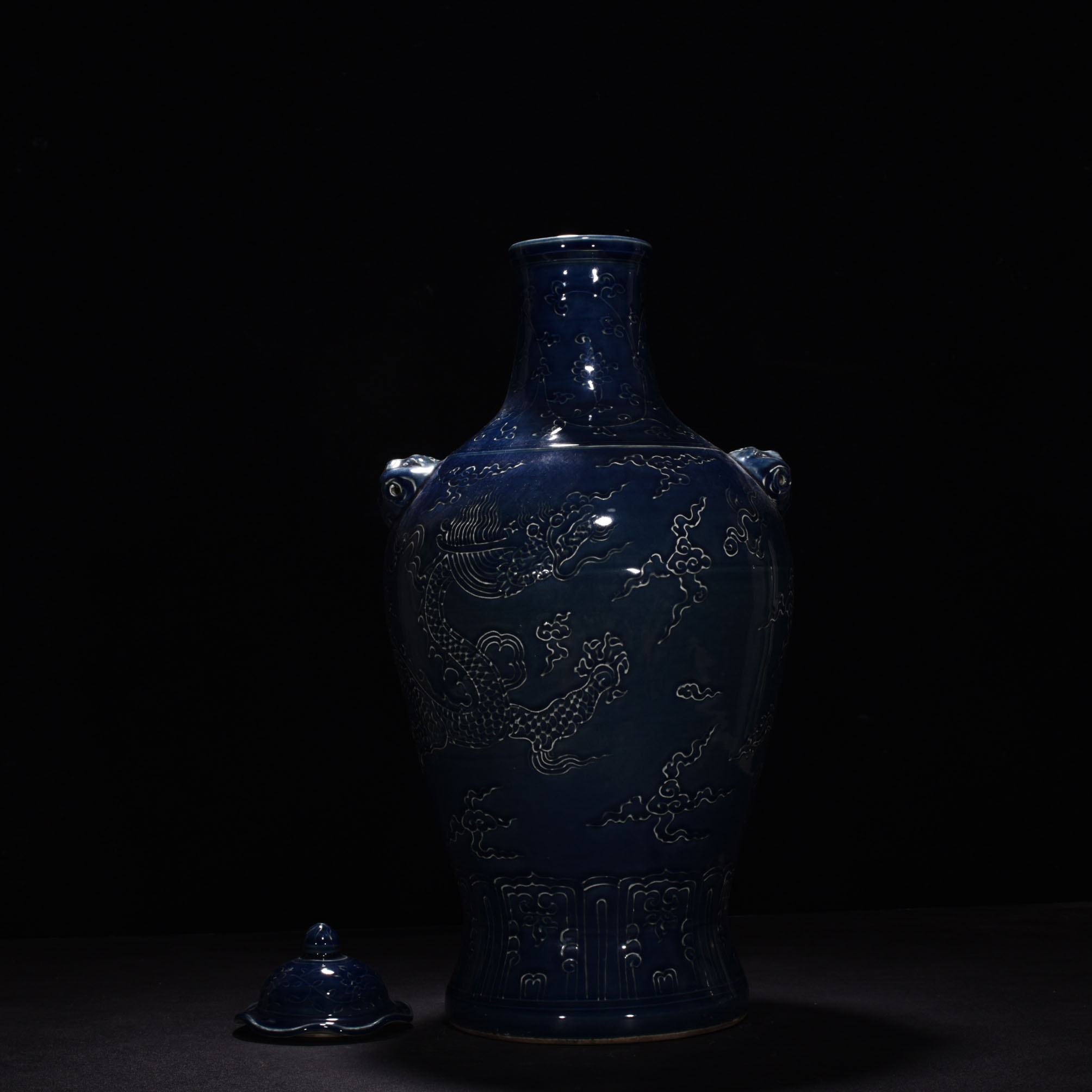 Ming Dynasty Yongle Ji blue glaze dragon pattern capped bottle