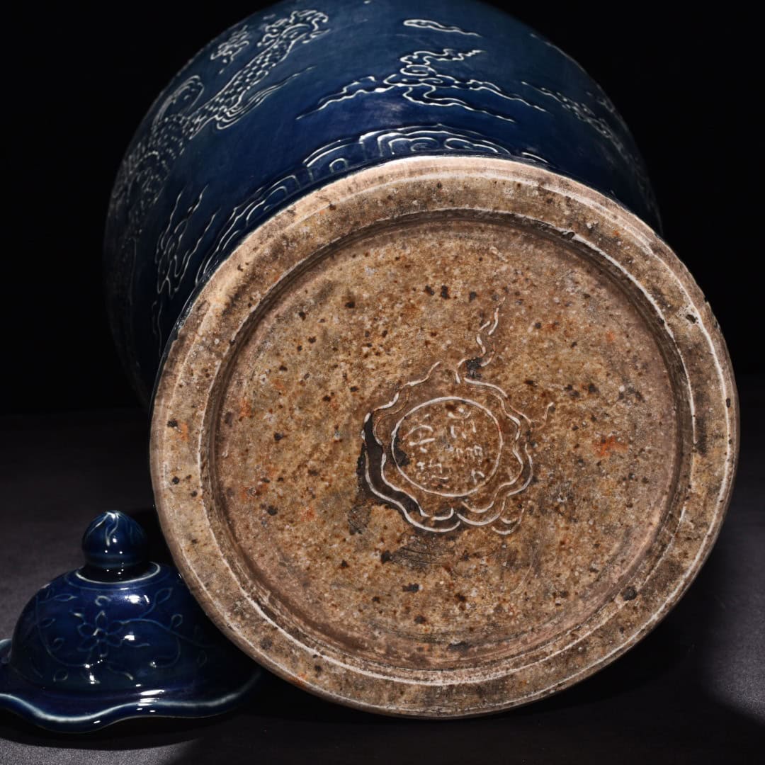 Ming Dynasty Yongle Ji blue glaze dragon pattern capped bottle