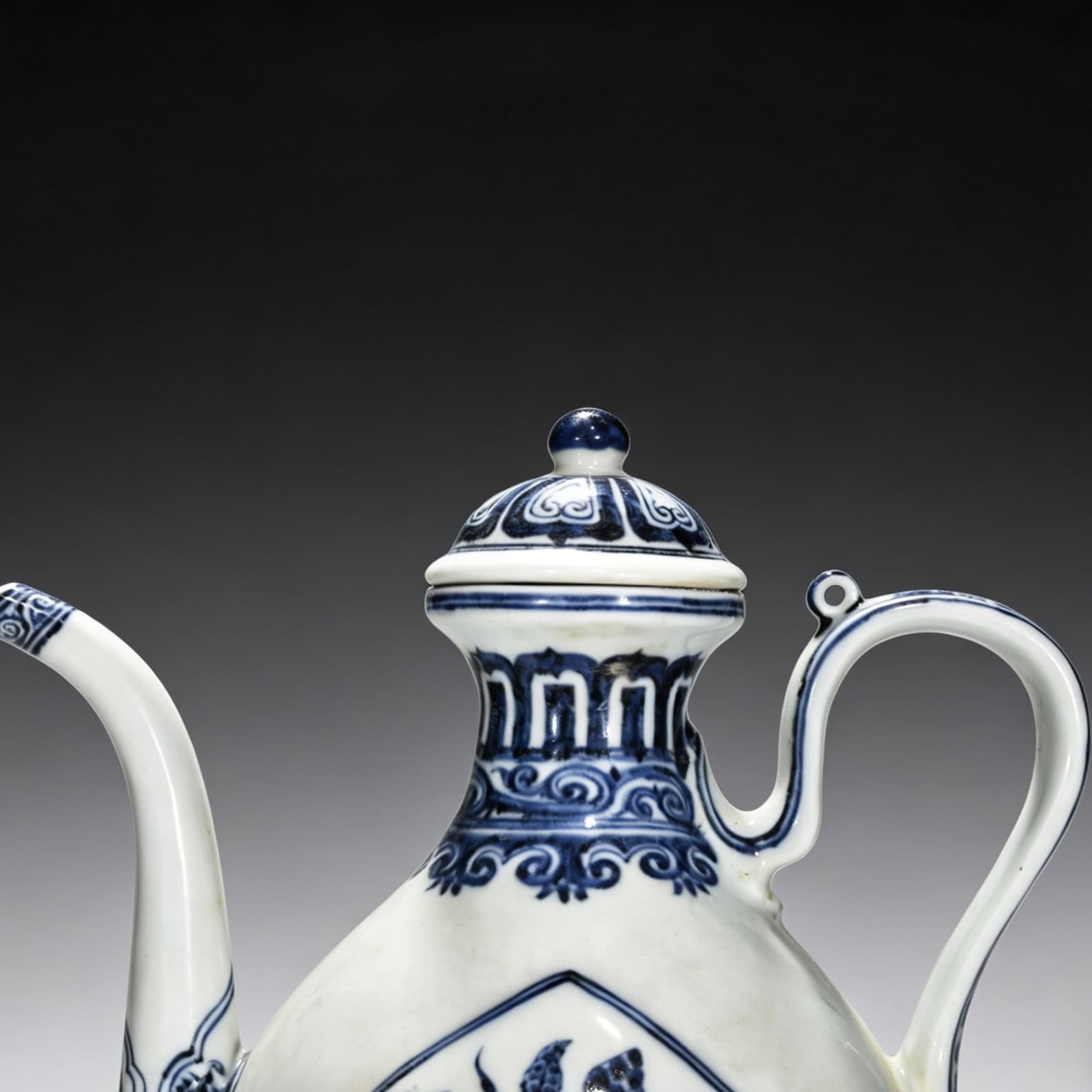 Ming Dynasty Yongle blue and white lotus teapot