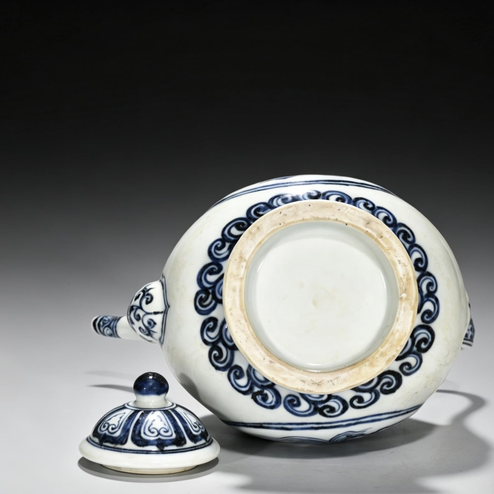 Ming Dynasty Yongle blue and white lotus teapot