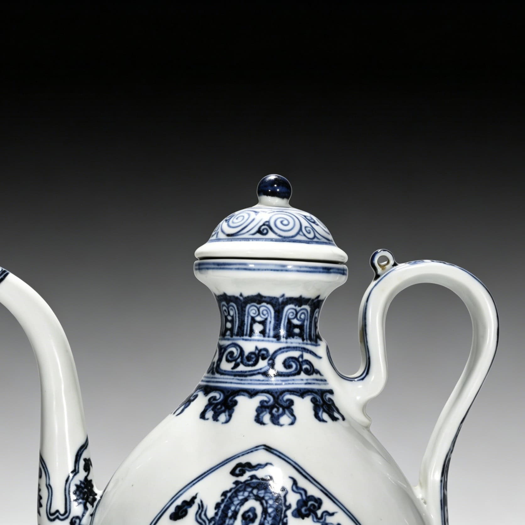Ming Dynasty Yongle blue and white dragon pattern ewer