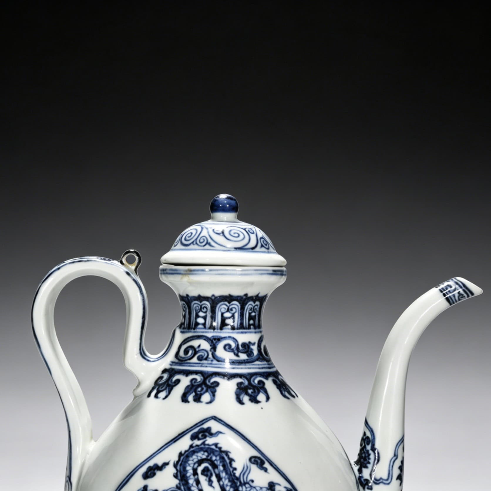 Ming Dynasty Yongle blue and white dragon pattern ewer