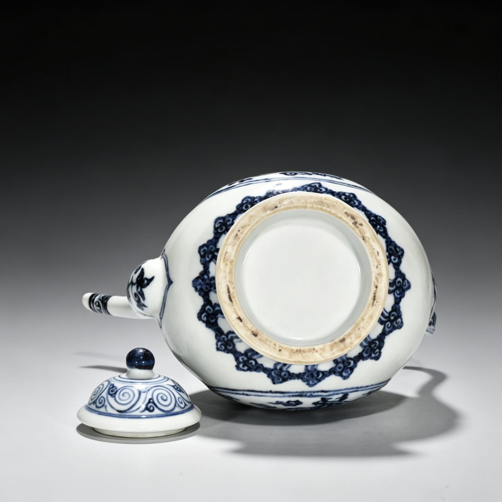 Ming Dynasty Yongle blue and white dragon pattern ewer