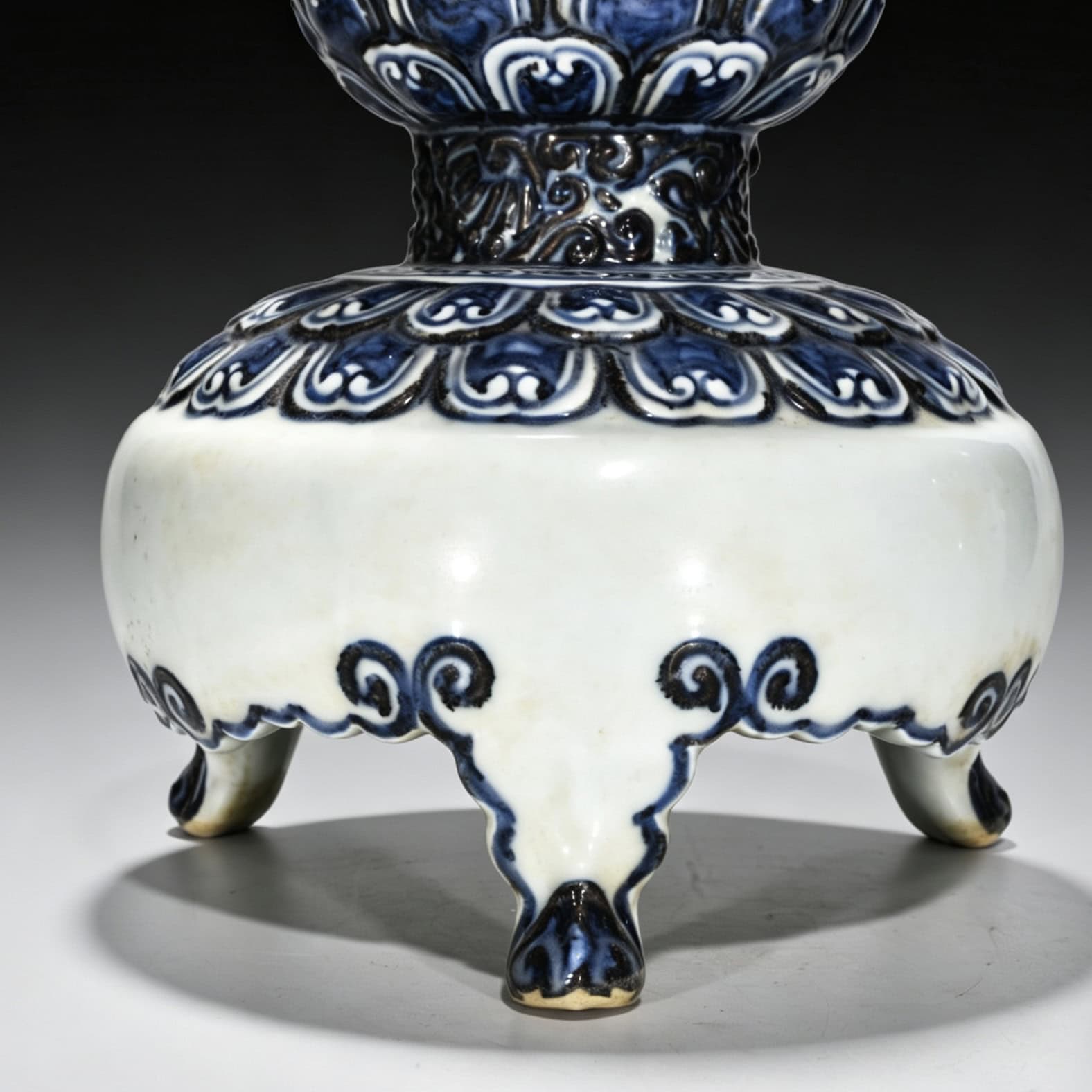 Ming Dynasty Yongle blue and white Sanskri Buddha oil lamp