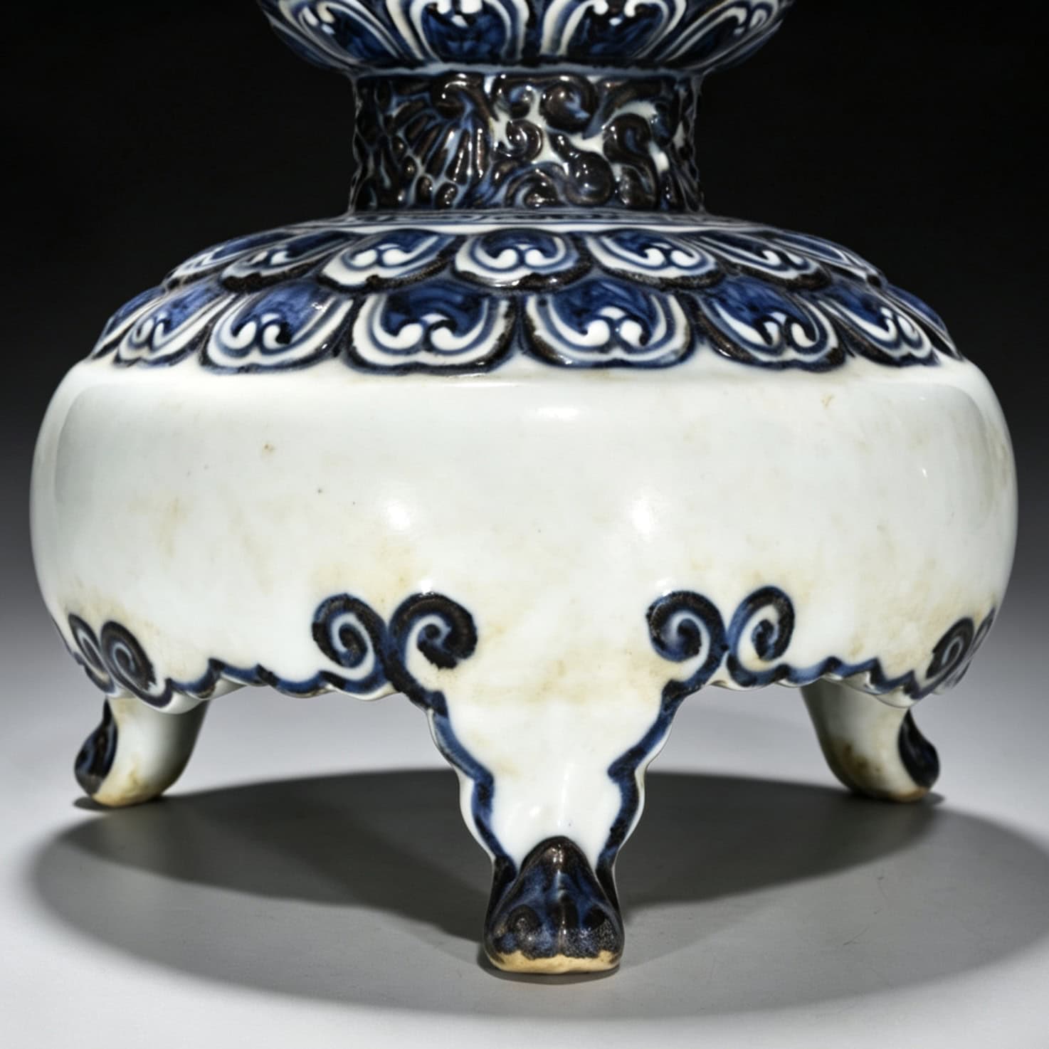 Ming Dynasty Yongle blue and white Sanskri Buddha oil lamp
