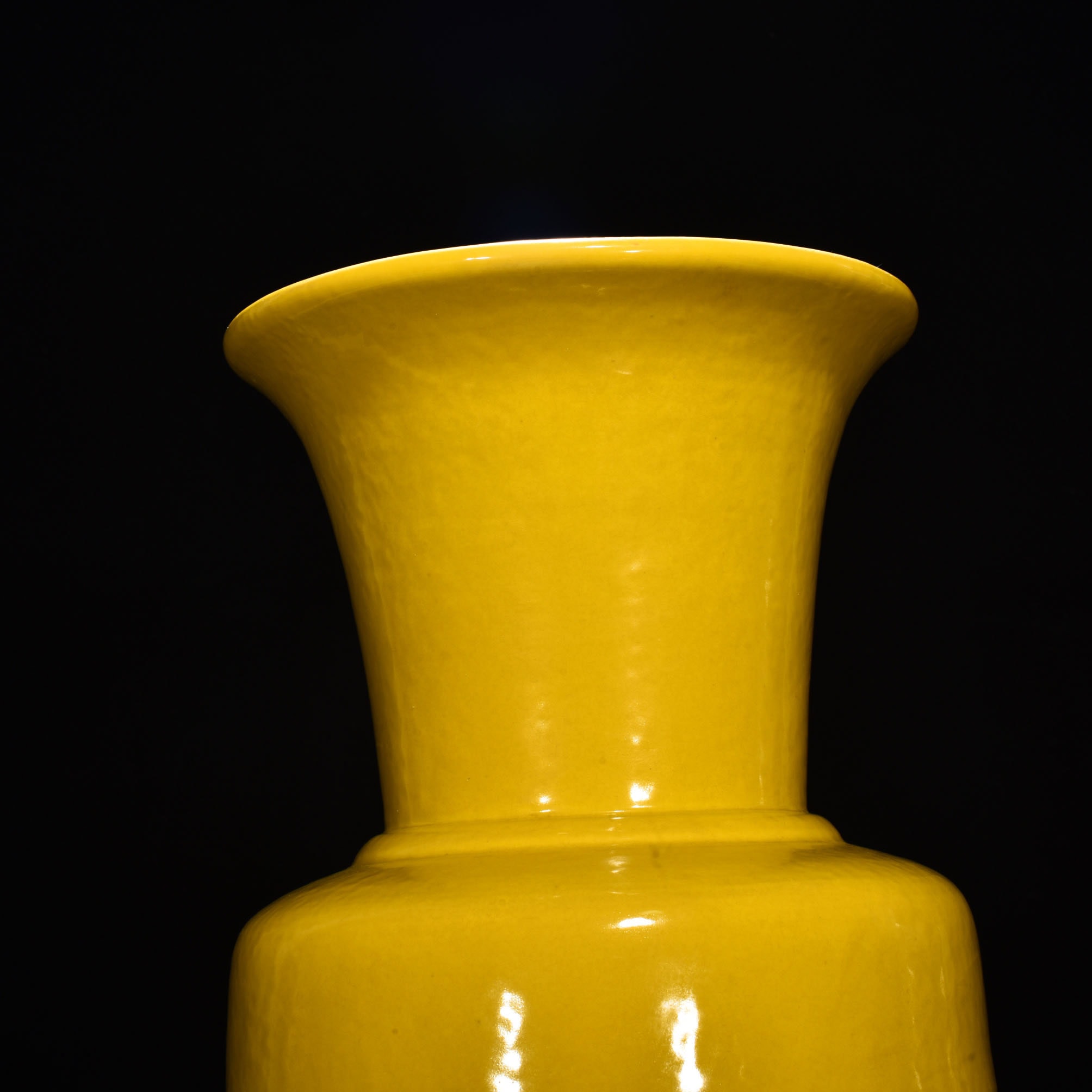 Ming Dynasty Yongle yellow glaze flower vase