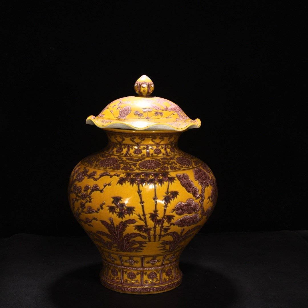 Ming Dynasty Hongwu Jiao yellow glaze bamboo and plum lid jar