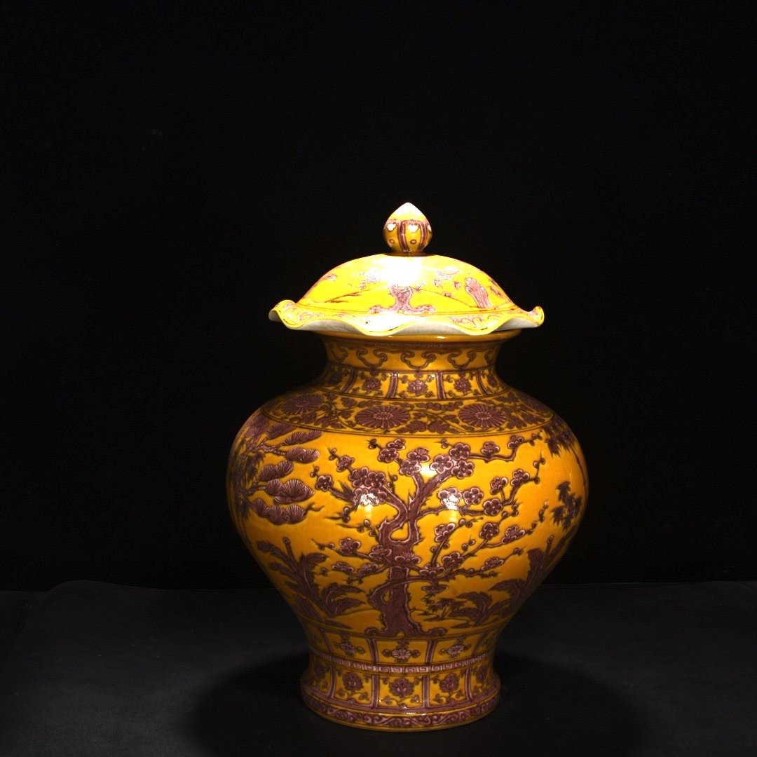 Ming Dynasty Hongwu Jiao yellow glaze bamboo and plum lid jar