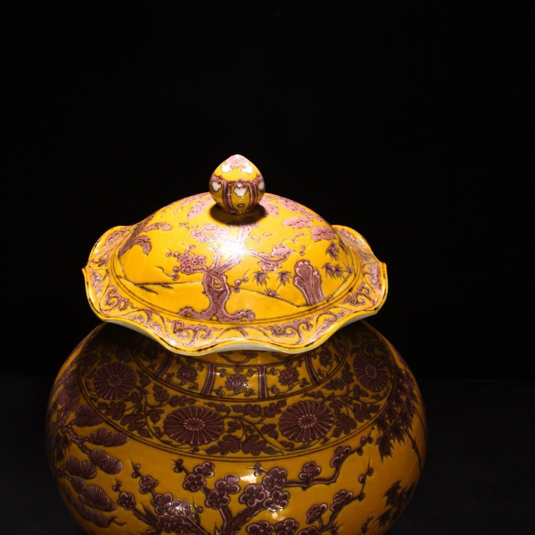 Ming Dynasty Hongwu Jiao yellow glaze bamboo and plum lid jar
