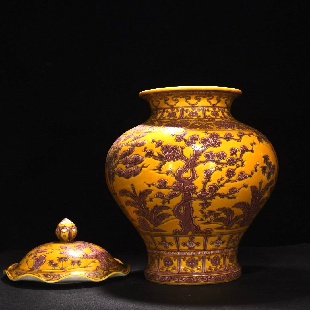 Ming Dynasty Hongwu Jiao yellow glaze bamboo and plum lid jar