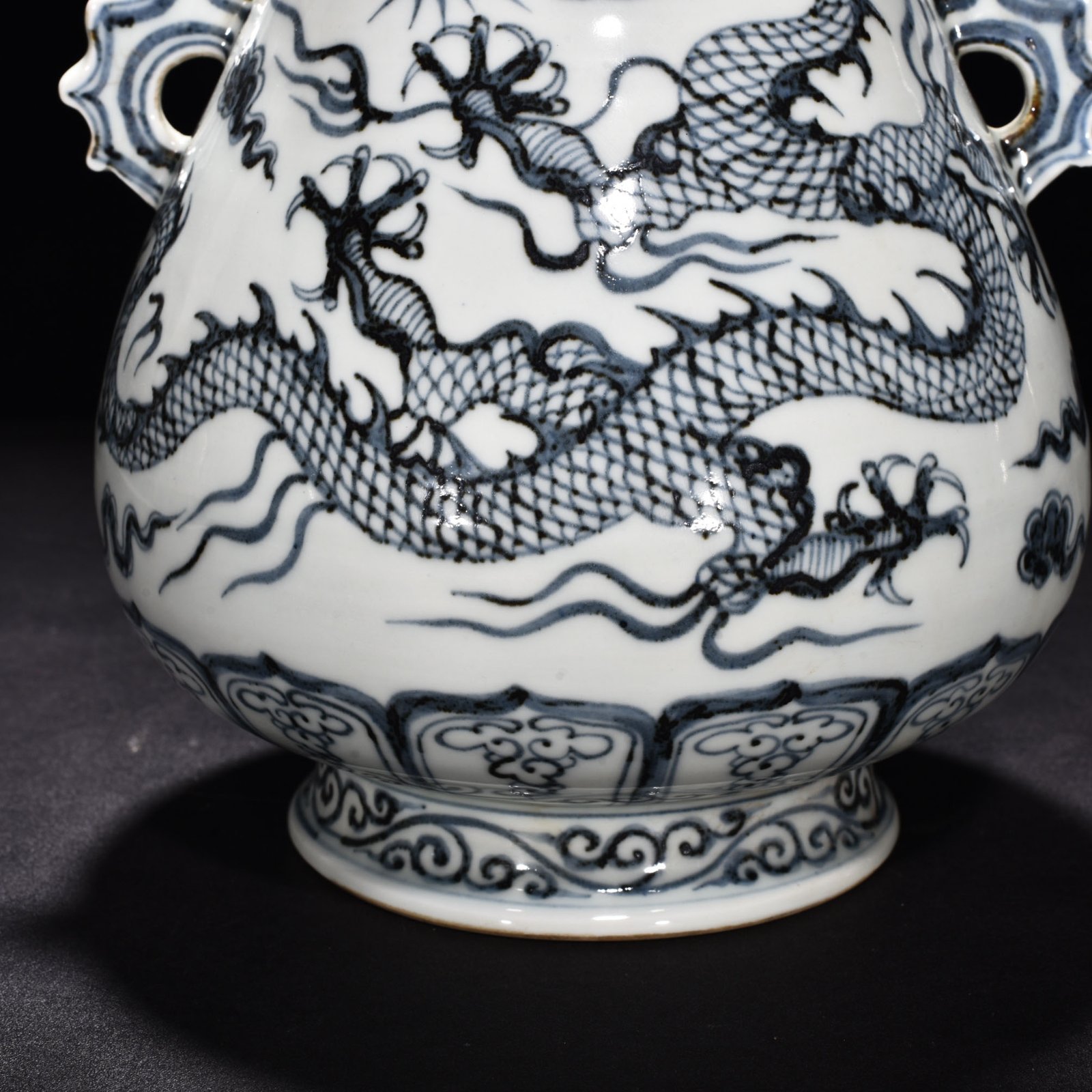 Ming Dynasty Hongwu blue and white cloud double eared statue